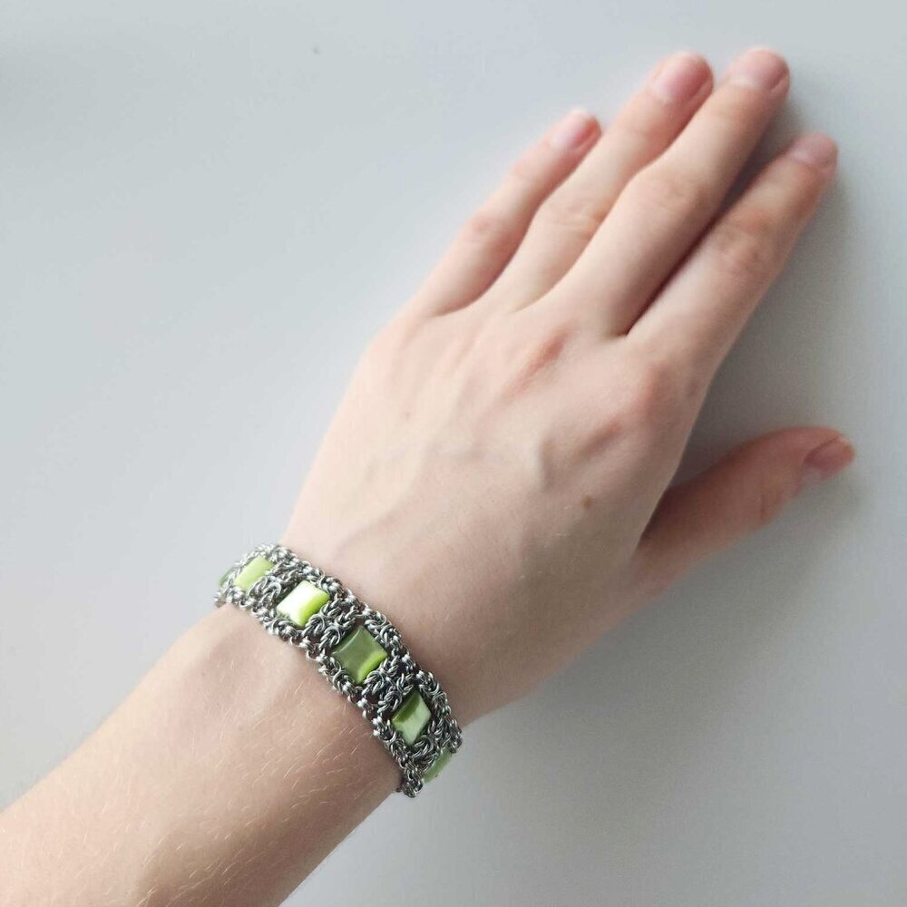 Vintage timeless green and silver chainmail square bracelet